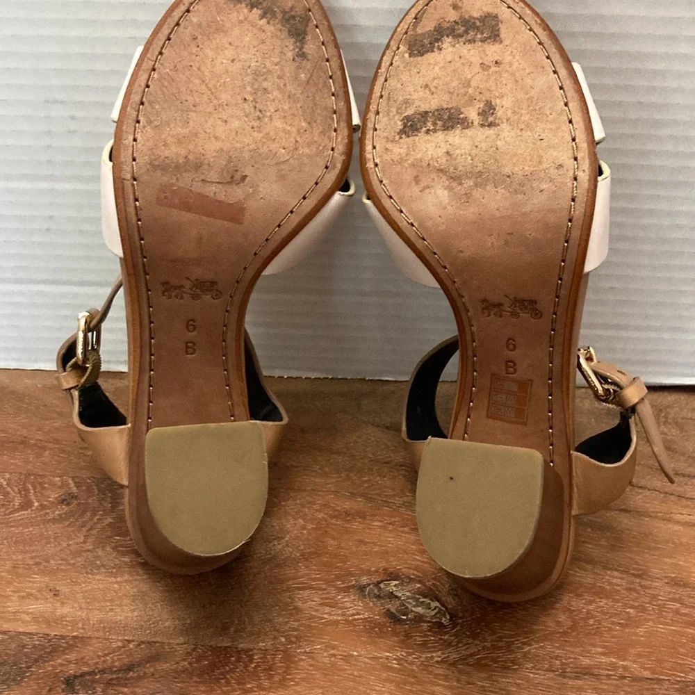 Coach SANDALS. Women's Two-Tone Tan & White Block Heel Sandal with Chain Detail. - Picture 6 of 9